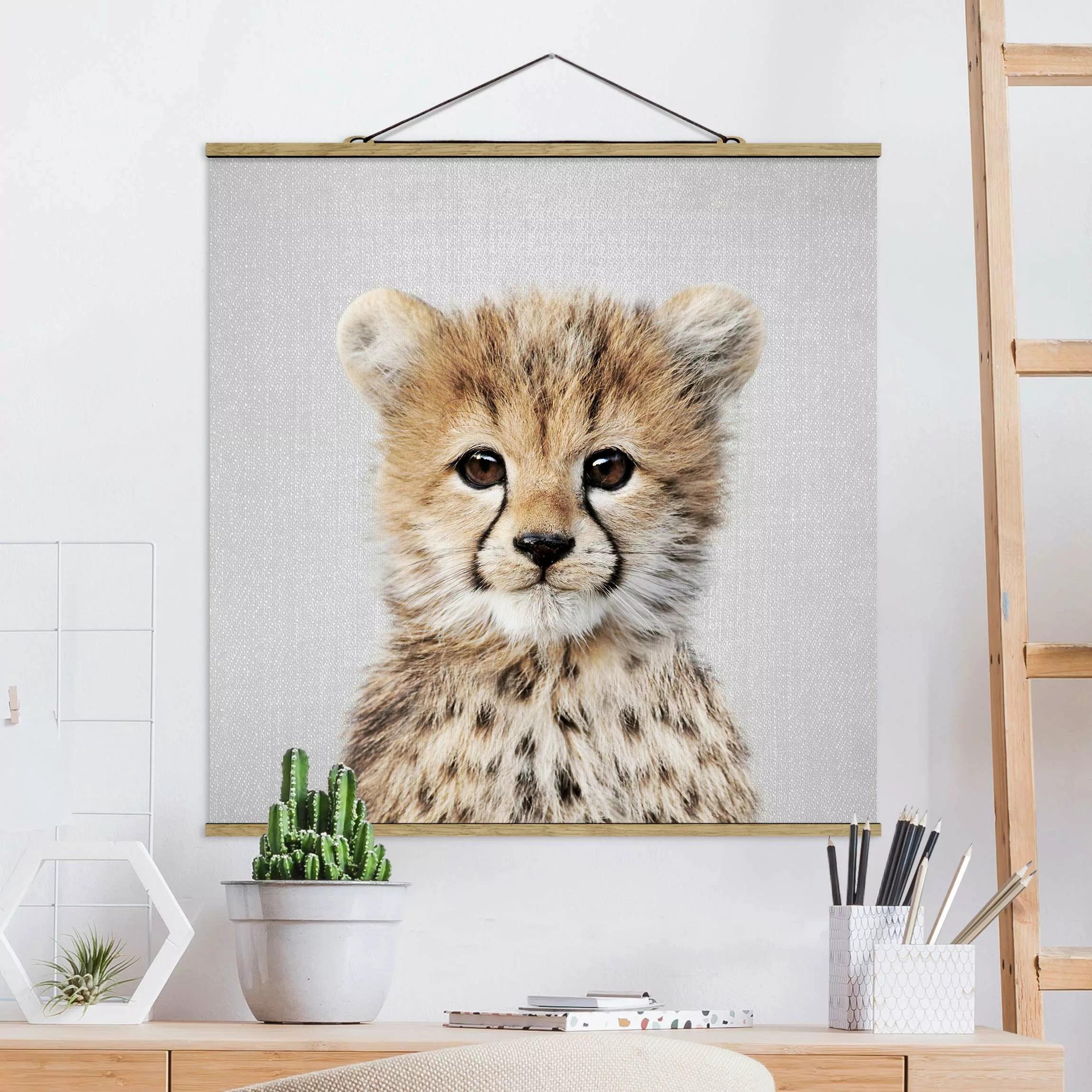 Stoffbild mit Posterleisten Baby Gepard Gino günstig online kaufen