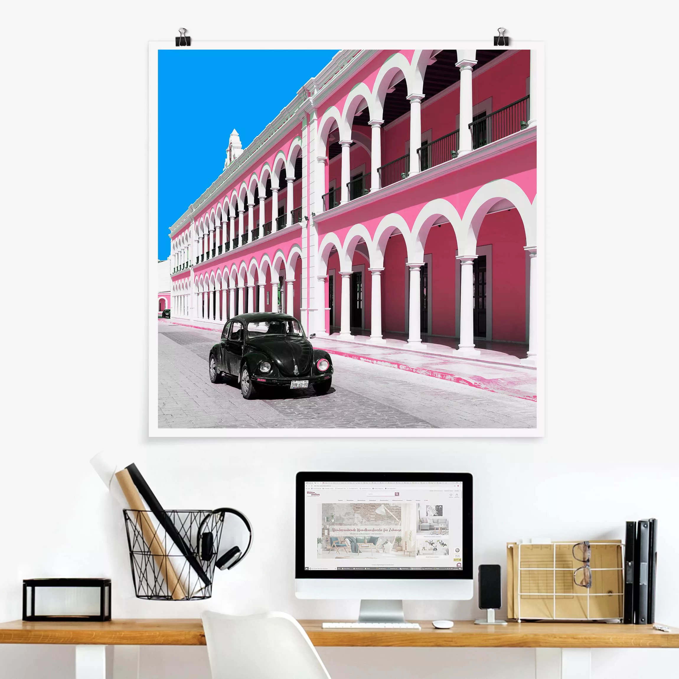 Poster Architektur & Skyline - Quadrat Schwarzer Beetle Pinke Fassade günstig online kaufen