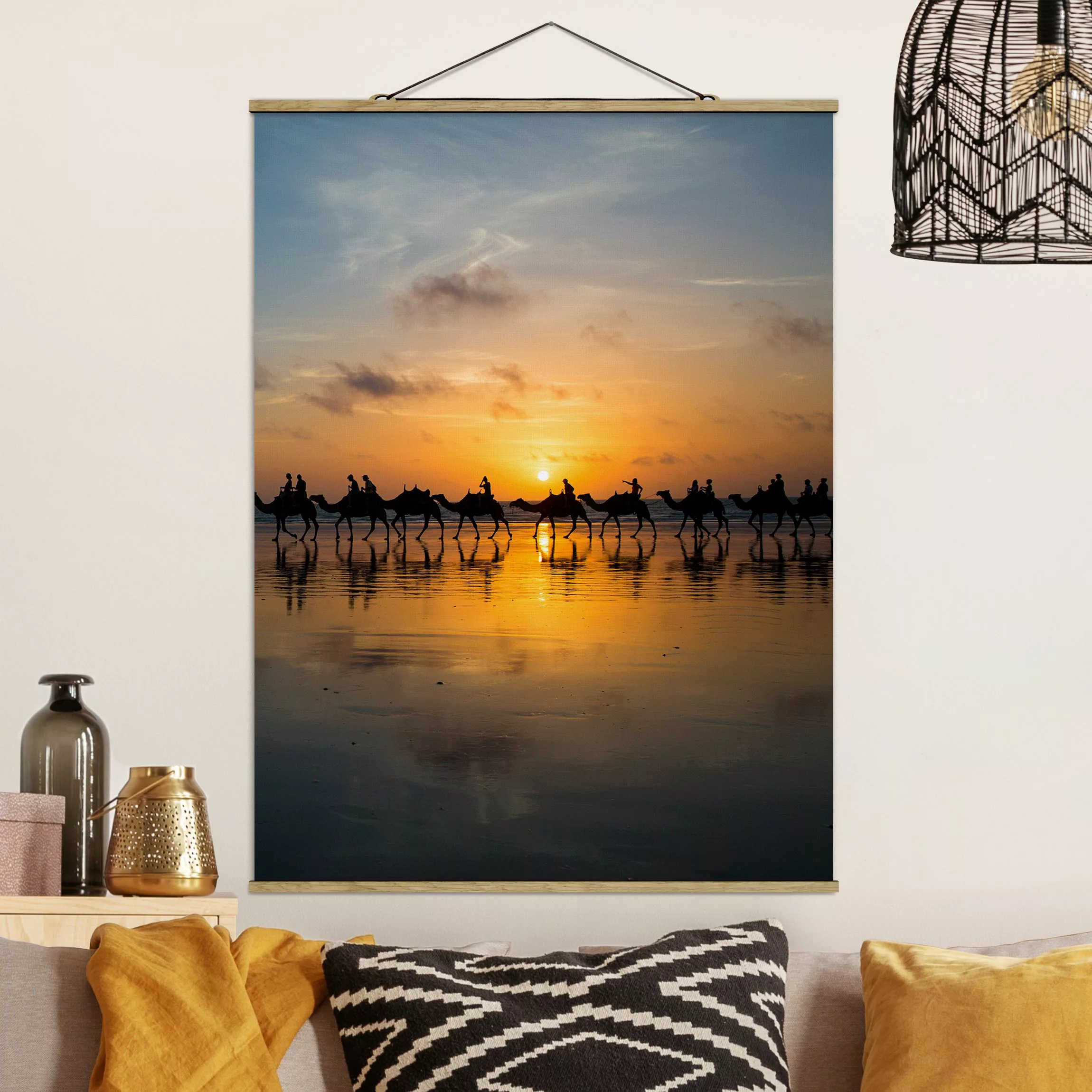 Stoffbild Tiere mit Posterleisten - Hochformat Kamele im Sonnenuntergang günstig online kaufen