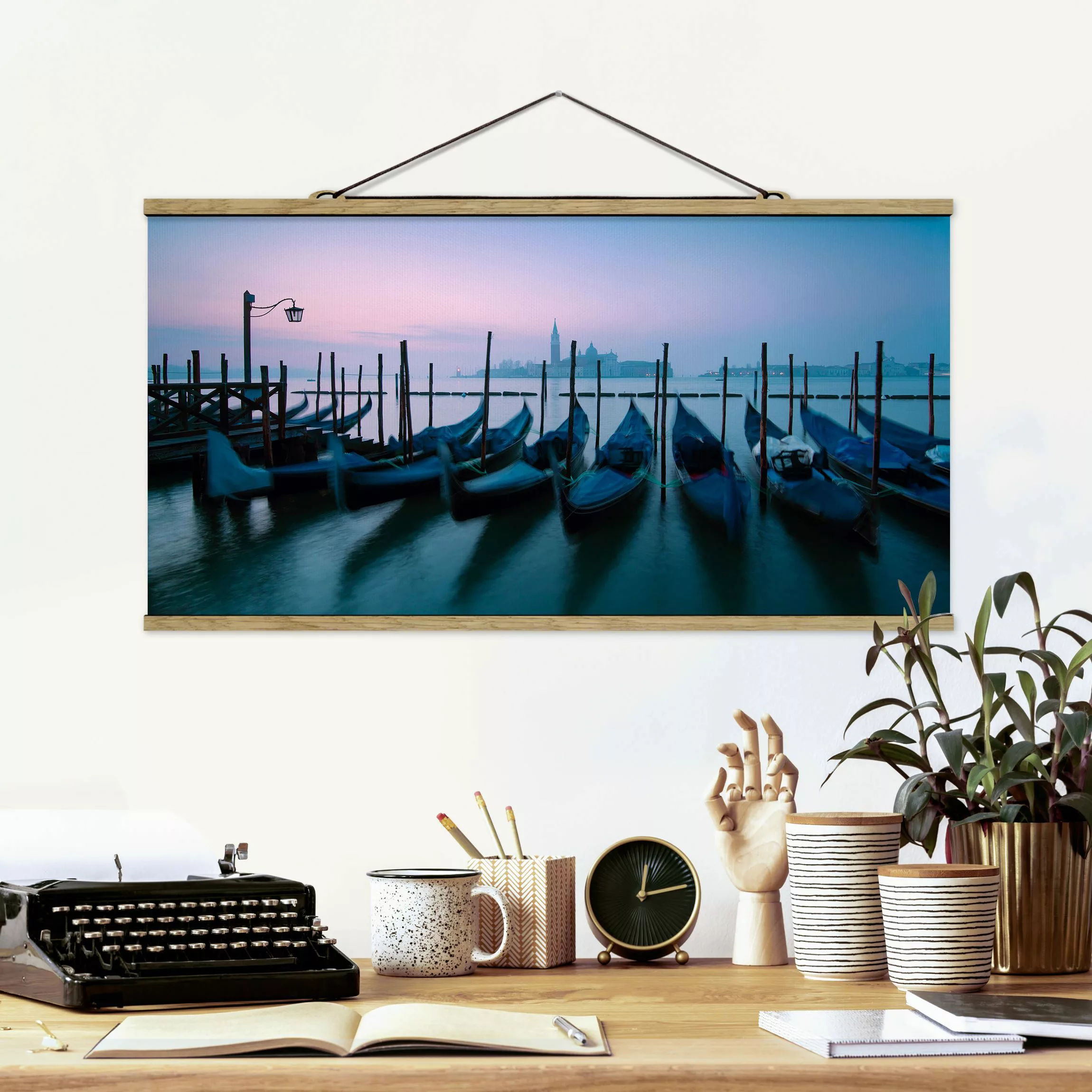 Stoffbild mit Posterleisten Gondeln vor Venedig bei Sonnenuntergang günstig online kaufen