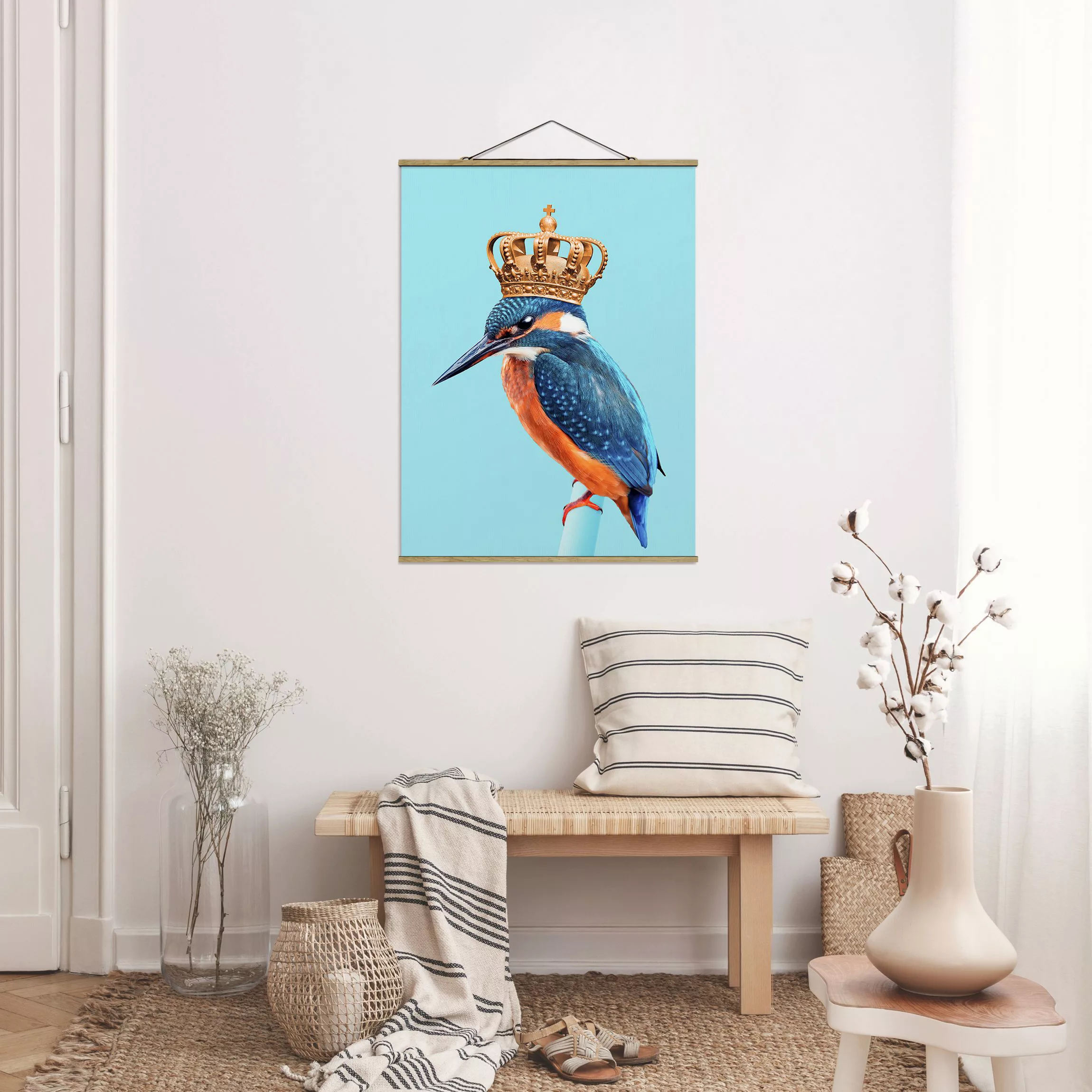 Stoffbild Tiere mit Posterleisten - Hochformat Eisvogel mit Krone günstig online kaufen