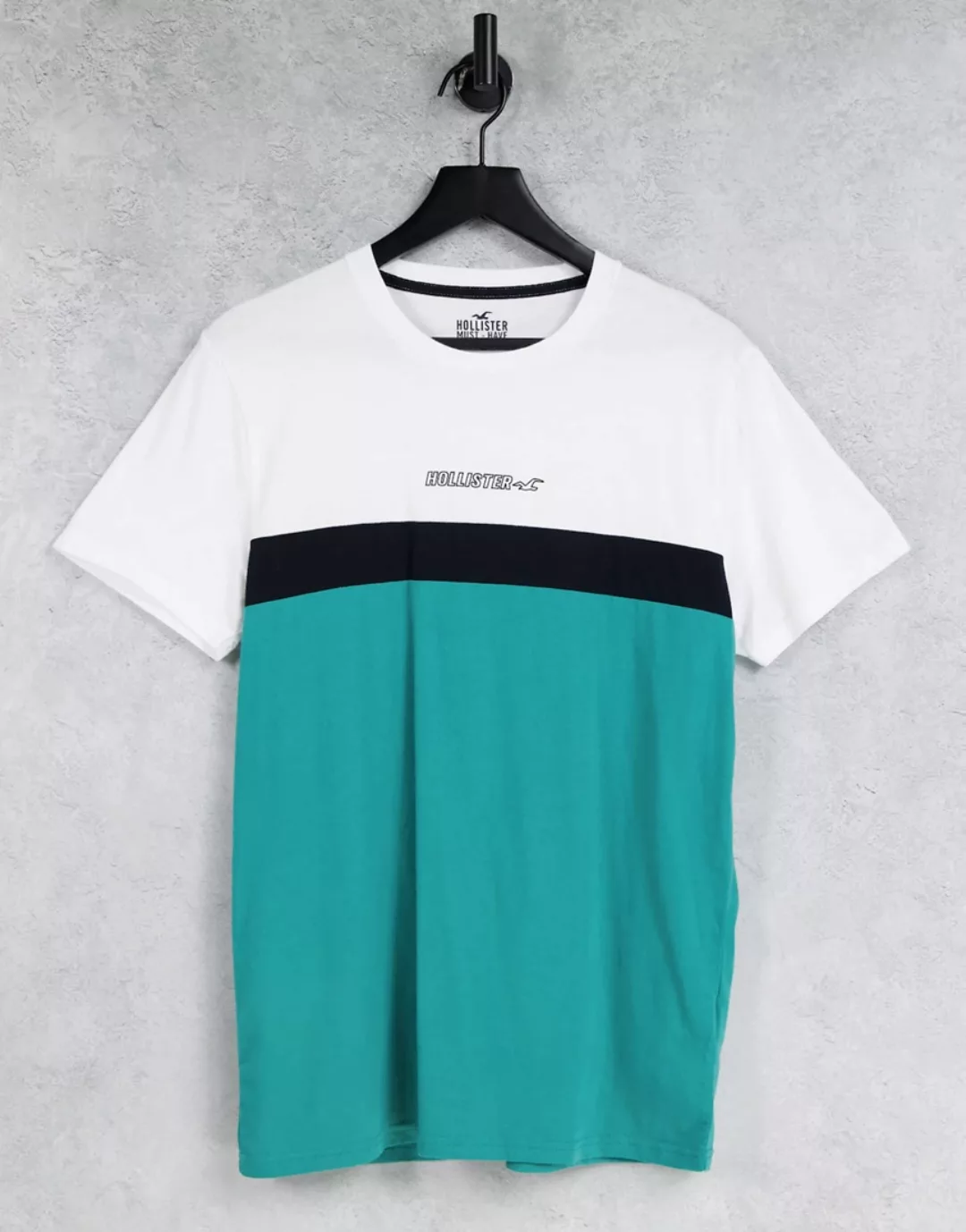 Hollister – T-Shirt im dreifarbigen Farbblockdesign in Weiß/Schwarz/Grün mi günstig online kaufen