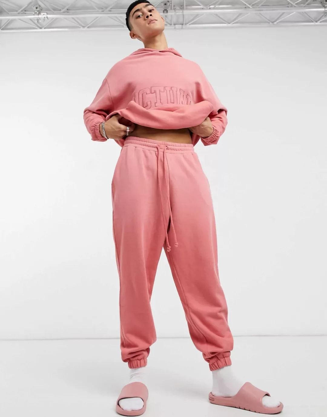 ASOS Actual – Oversize-Jogginghose in verblasster Rosé Waschung mit Sticker günstig online kaufen