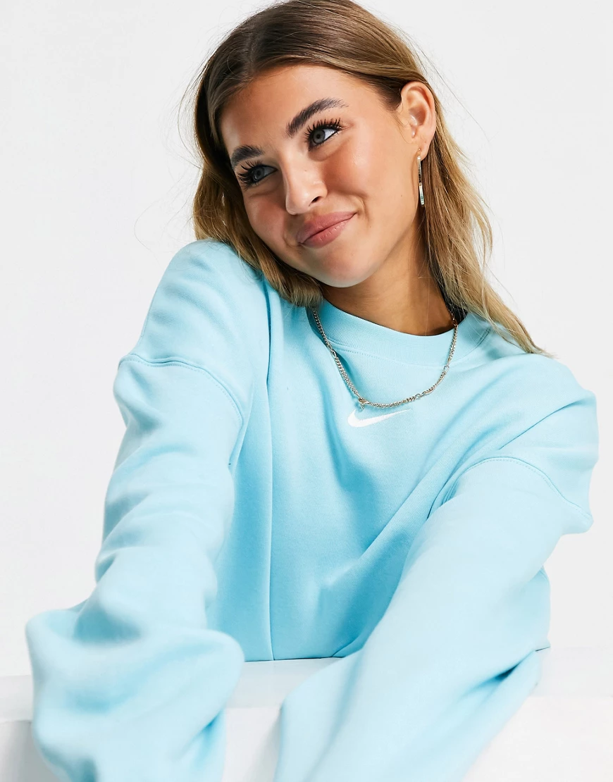 Nike – Kurz geschnittenes Oversize-Sweatshirt in Blau mit kleinem Swoosh-Lo günstig online kaufen