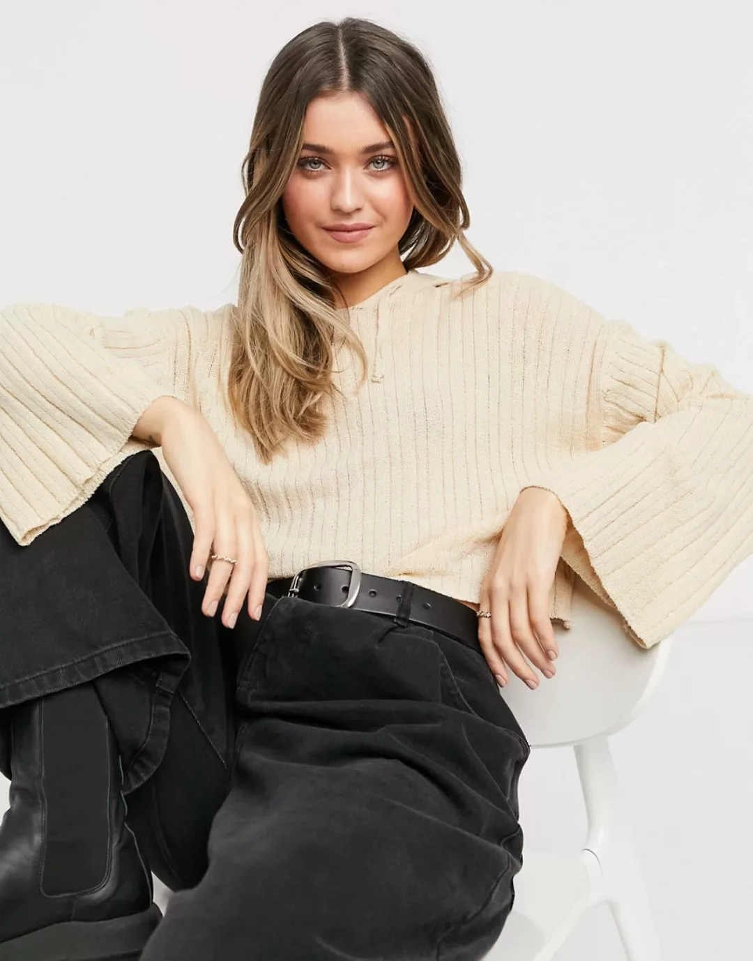 SNDYS – Baha – Gerippter, kurzer Pullover mit Kapuze in Sand-Weiß günstig online kaufen