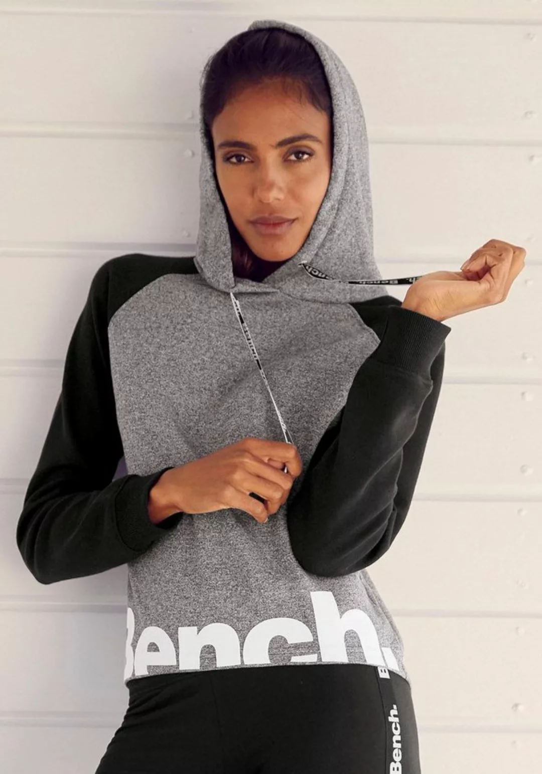 Bench. Loungewear Kapuzensweatshirt mit farblich abgesetzten Ärmeln und Log günstig online kaufen