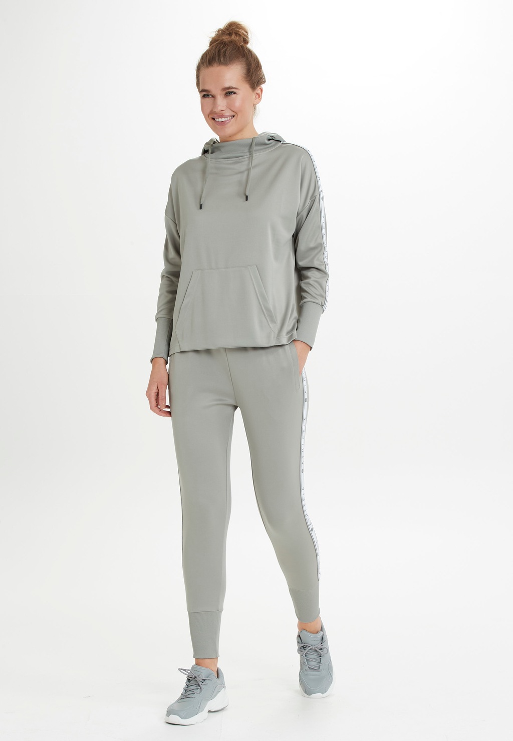 ATHLECIA Sweathose "Sella", mit hippen Logoprint-Streifen günstig online kaufen