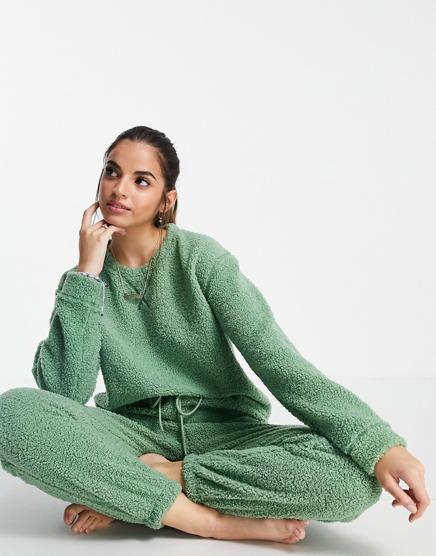 ASOS DESIGN – Lounge-Set aus Teddyfell in Grün mit Sweatshirt und Joggingho günstig online kaufen