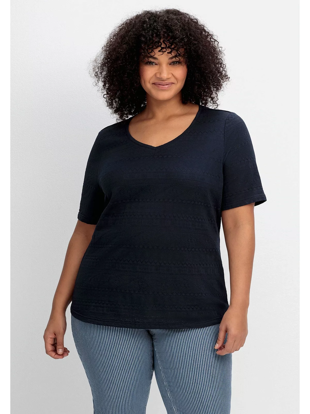Sheego T-Shirt "Große Größen", mit Jacquardmuster, leicht tailliert günstig online kaufen
