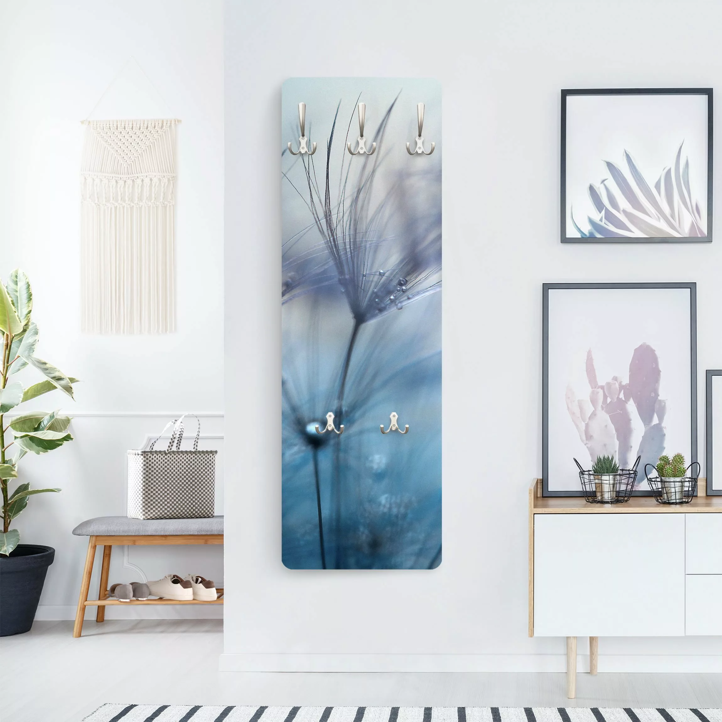 Wandgarderobe Holzpaneel Blumen Blaue Federn im Regen günstig online kaufen