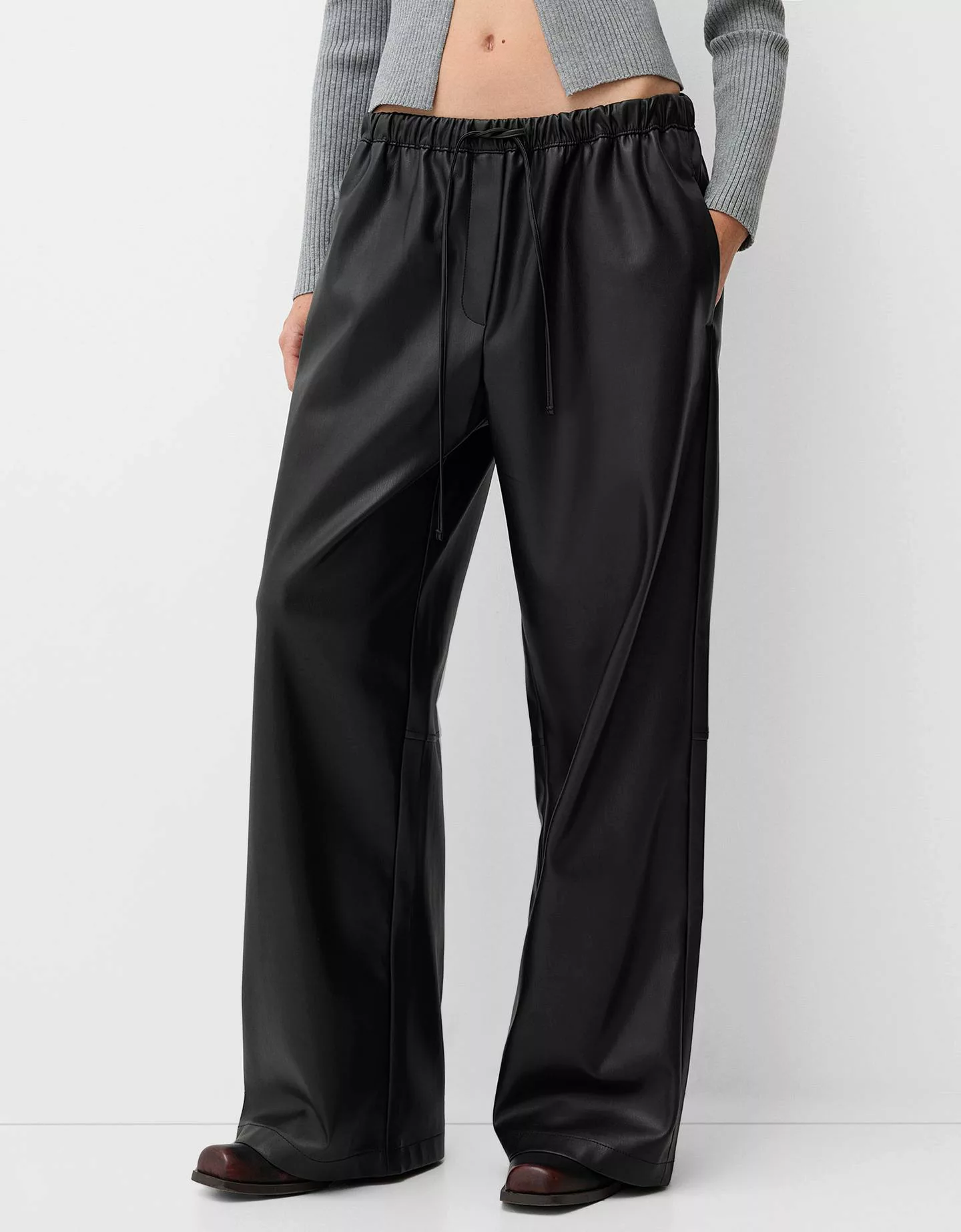 Bershka Weite Hose Mit Schlitz Am Bein Damen M Schwarz günstig online kaufen