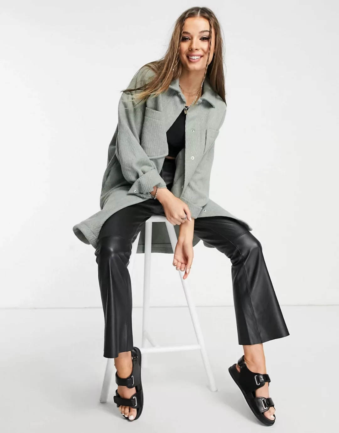 ASOS DESIGN – Longline-Hemdjacke aus Twill in Salbeigrün-Grau günstig online kaufen