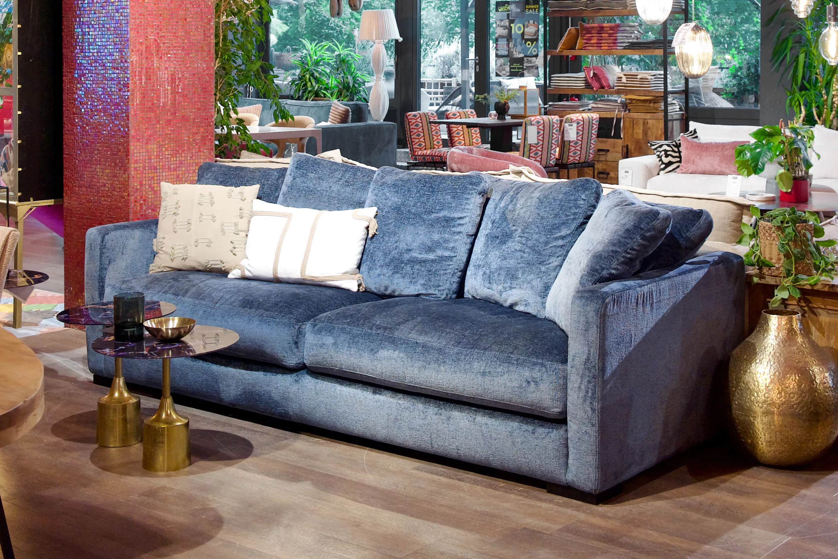 Sofa Fluta in blauem Chenillebezug mit vielen Rückenkissen günstig online kaufen