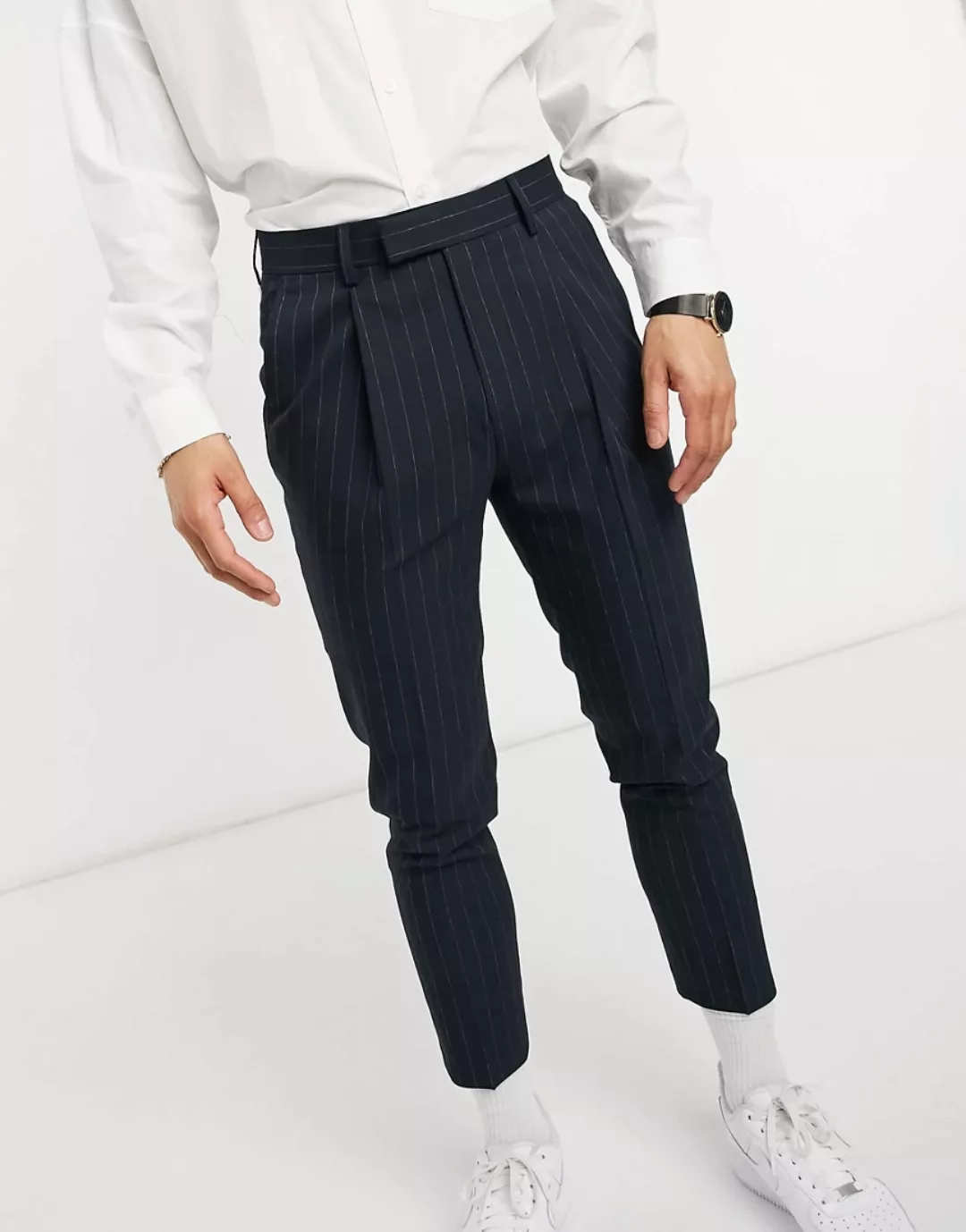 ASOS DESIGN – Elegante Karottenhose in Marineblau mit Nadelstreifen günstig online kaufen