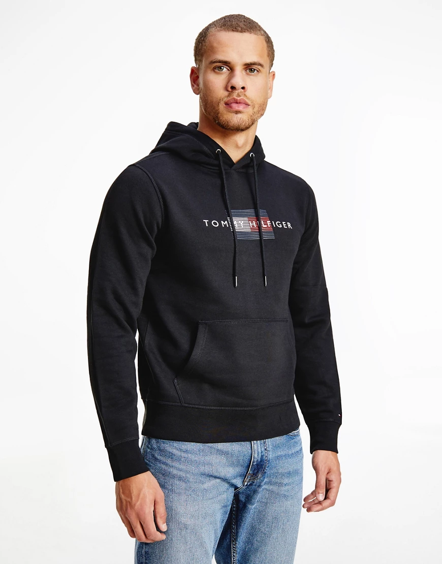 Tommy Hilfiger – Icon – Kapuzenpullover in Schwarz mit liniertem Flaggenlog günstig online kaufen