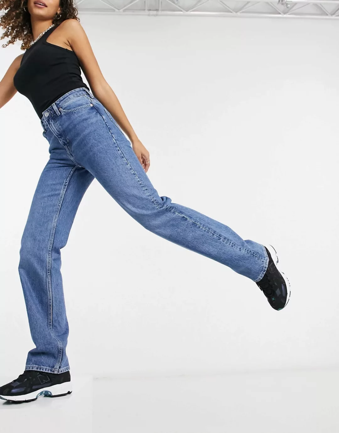 Weekday – Voyage – Gerade geschnittene Jeans aus Bio-Baumwolle mit hohem Bu günstig online kaufen