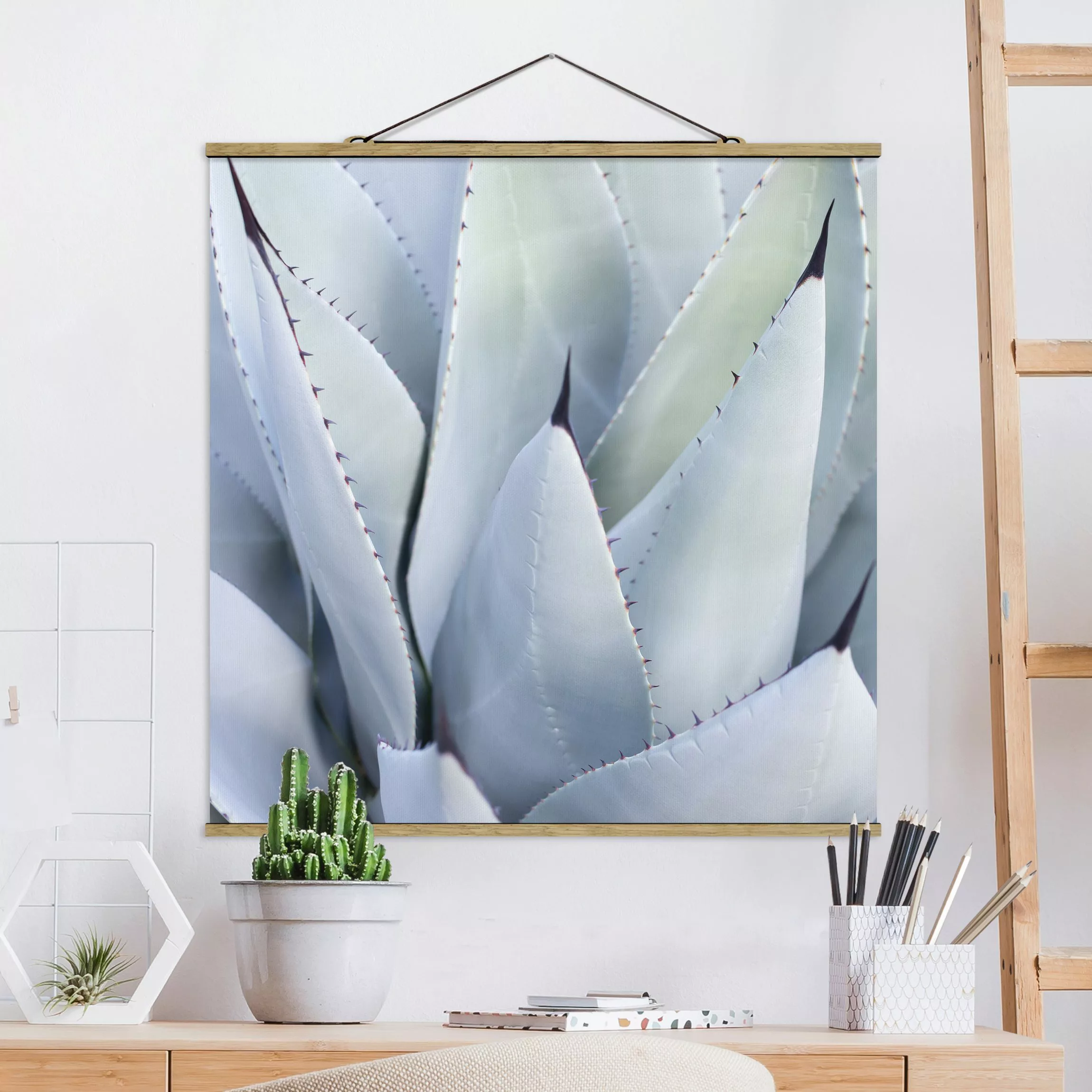 Stoffbild Blumen mit Posterleisten - Quadrat Agavenblätter günstig online kaufen