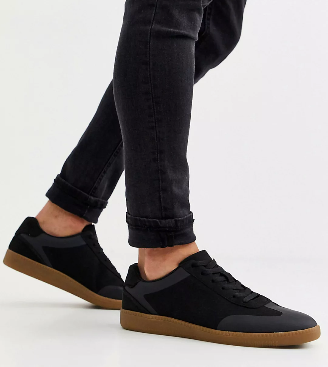 ASOS DESIGN – Wide Fit – Geschnürte Sneaker aus Wildlederimitat in Schwarz günstig online kaufen