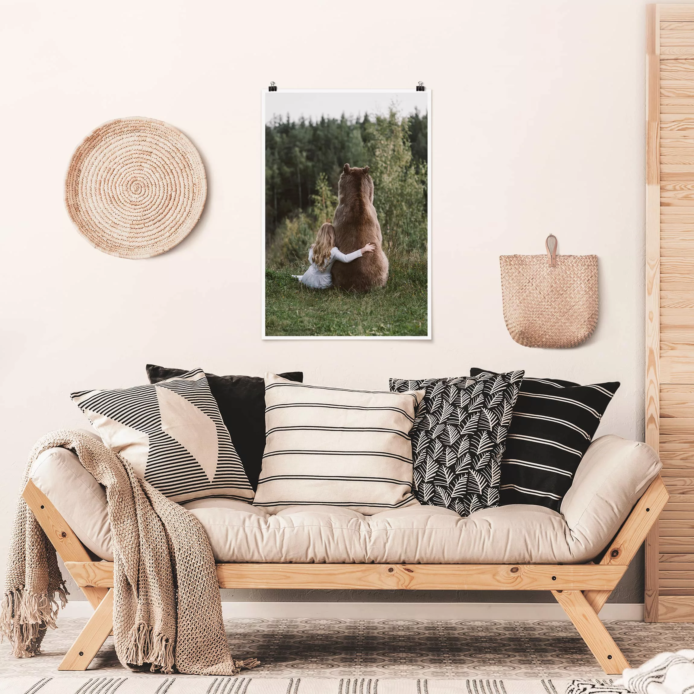 Poster Tiere - Hochformat Mädchen mit Braunbär günstig online kaufen