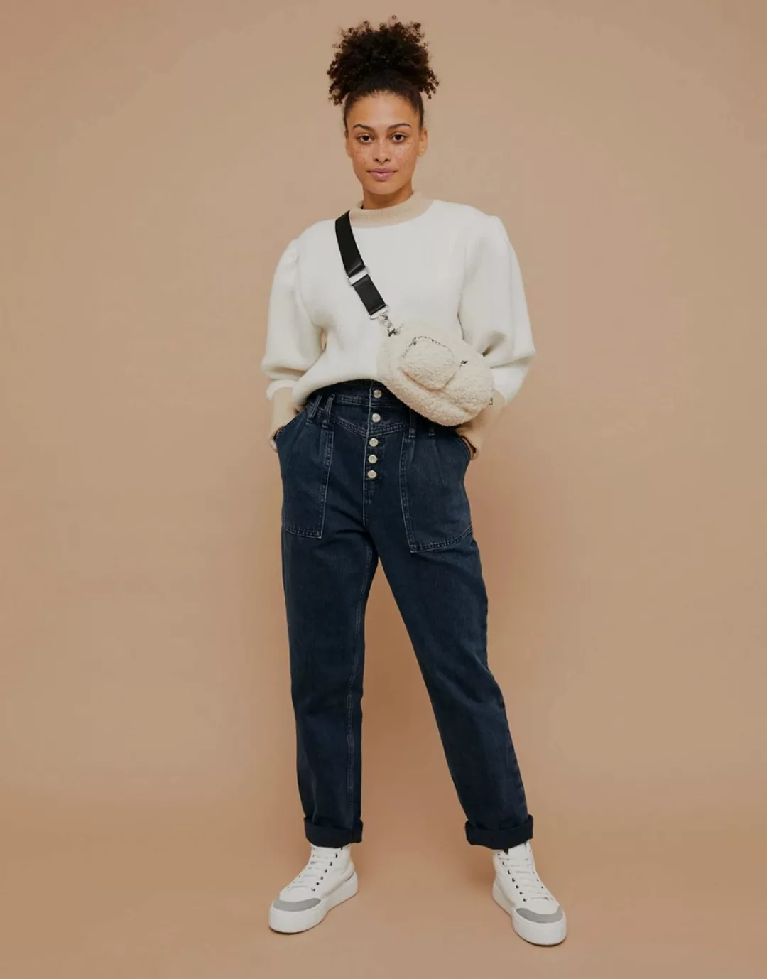 Topshop – Schwarzblaue Mom-Jeans mit Knopfleiste vorne günstig online kaufen