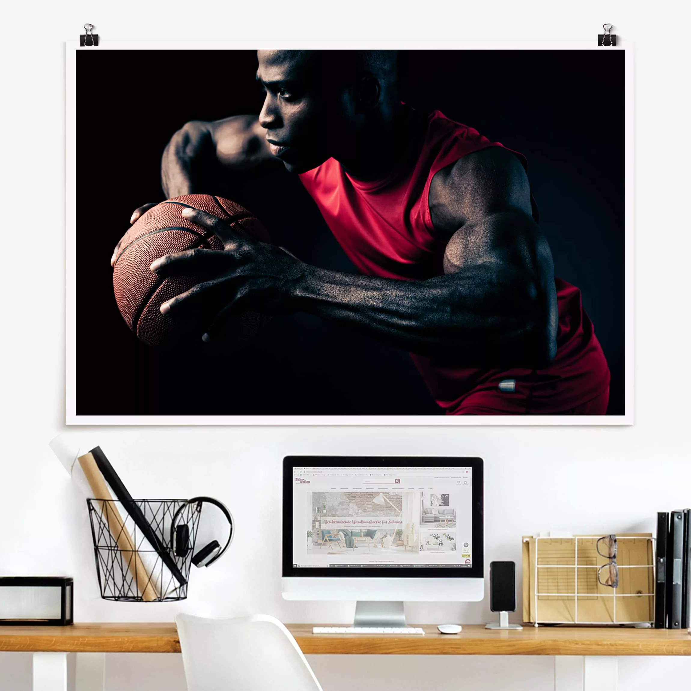 Poster Portrait - Querformat Nahaufnahme eines Basketballers günstig online kaufen