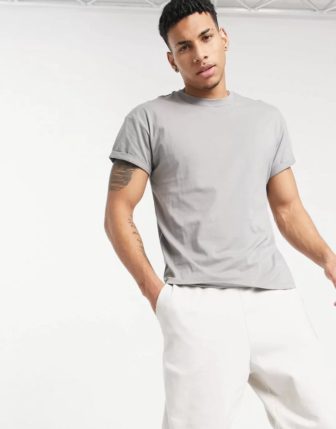 New Look – T-Shirt aus Bio-Baumwolle in Grau mit Umschlagärmeln günstig online kaufen