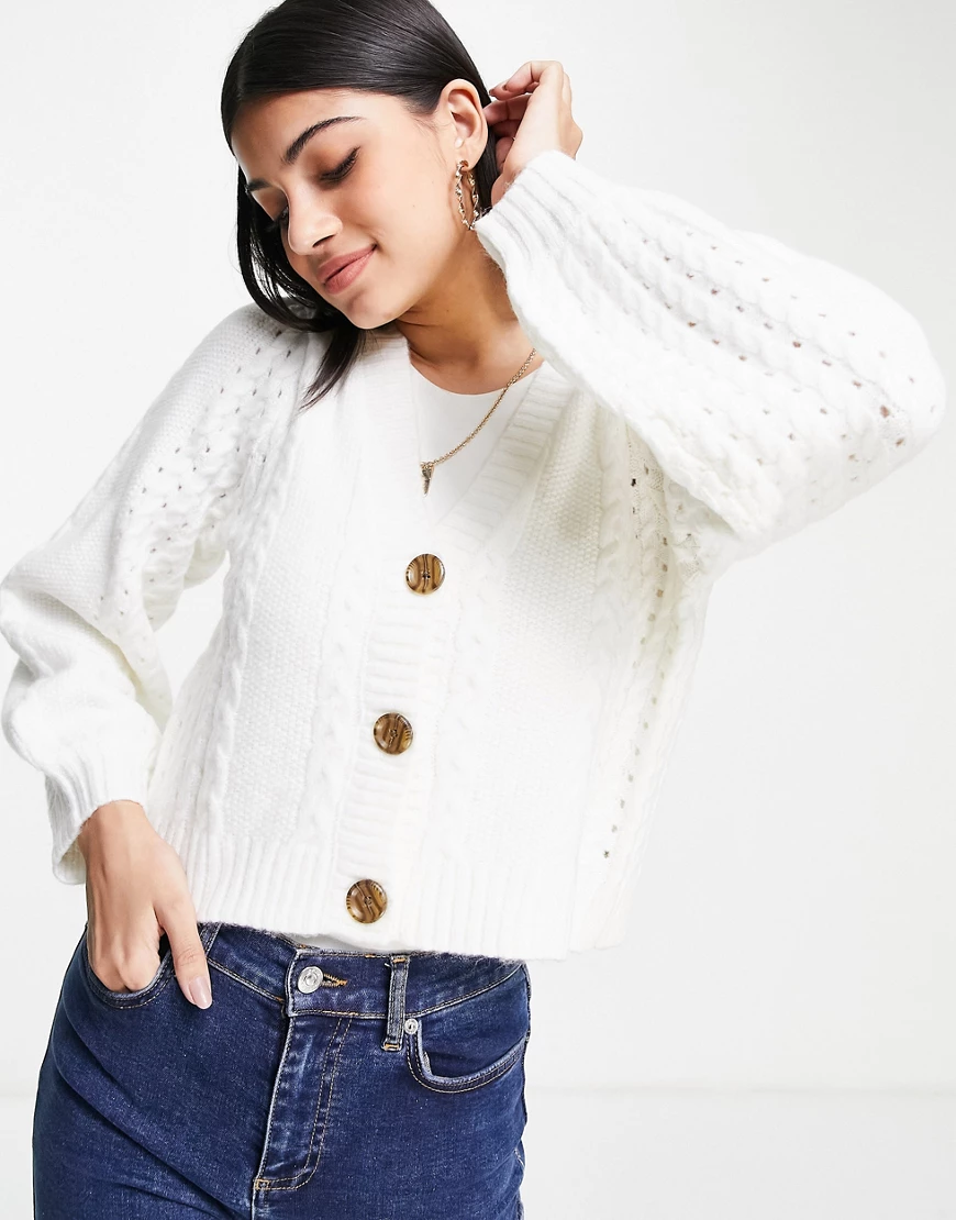 Miss Selfridge – Pretty Stitch – Langärmlige Strickjacke mit Zopfmuster-Wei günstig online kaufen