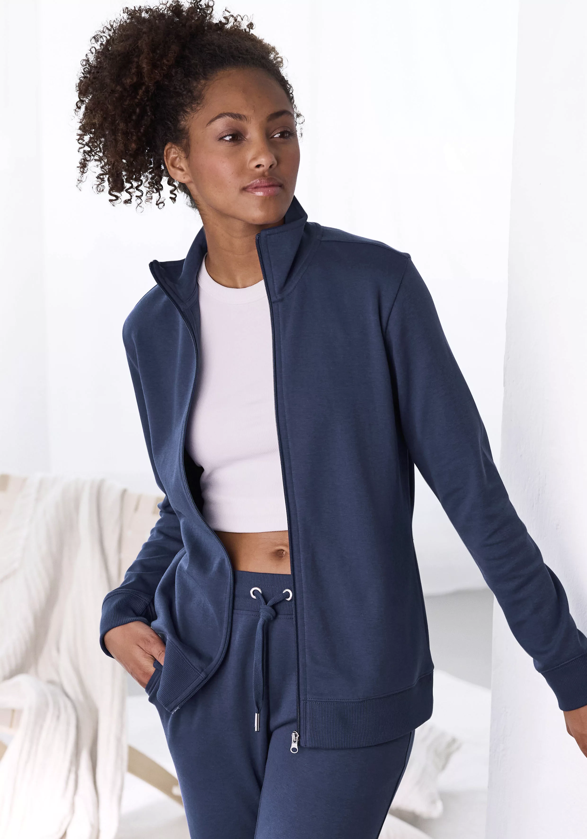 Bench. Loungewear Sweatjacke, mit bestickten Stehkragen, Loungeanzug günstig online kaufen