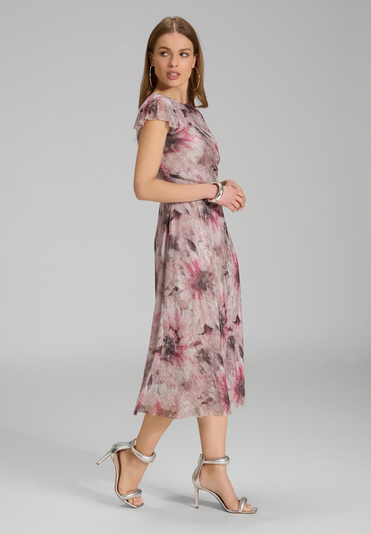 SWING Cocktailkleid Taillierter Schnitt mit fließendem günstig online kaufen