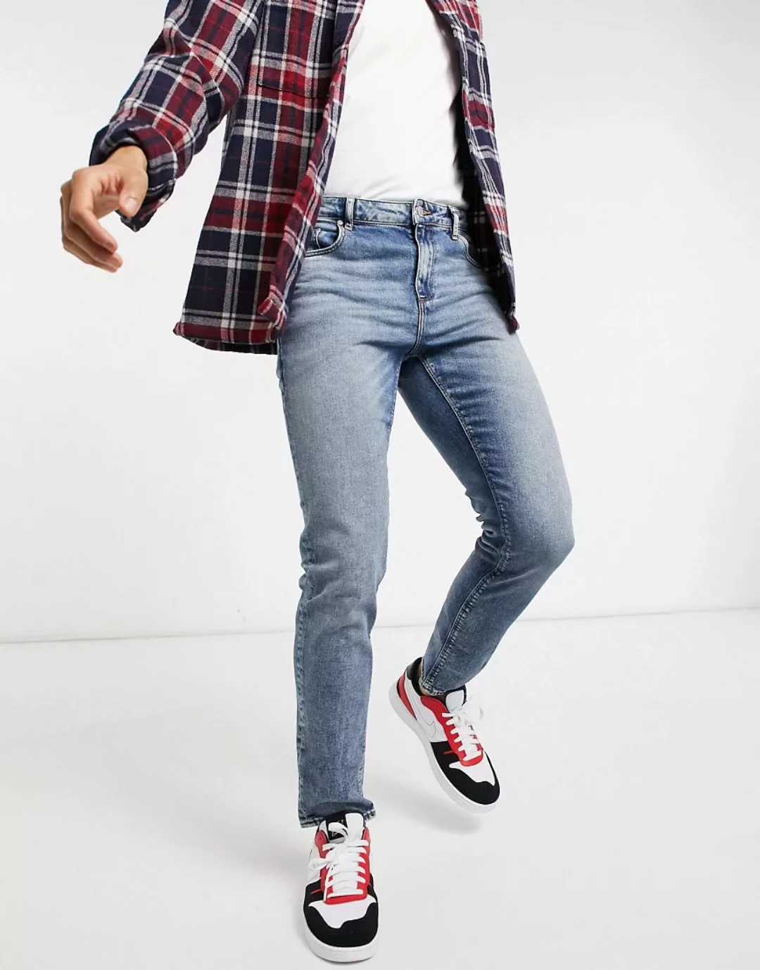 ASOS DESIGN – Schmale Stretch-Jeans in getönter, mittelblauer Waschung günstig online kaufen