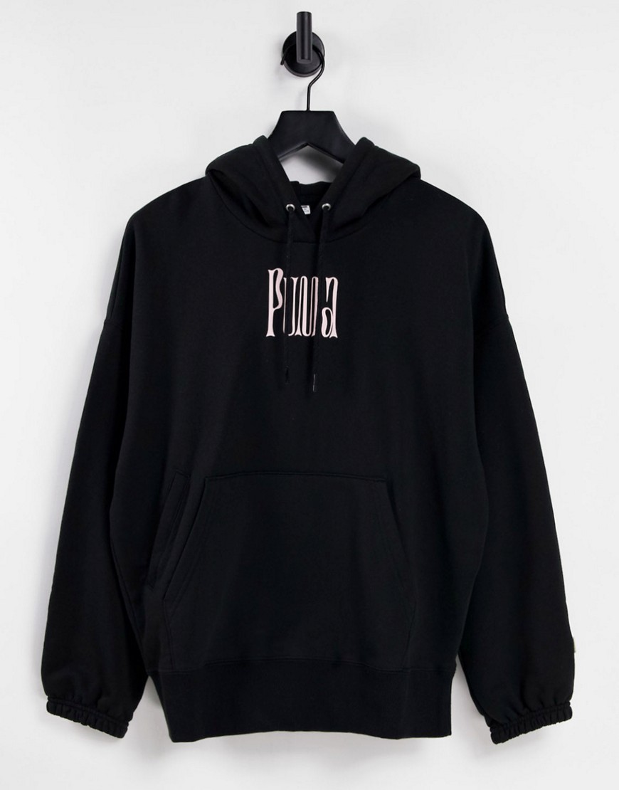 Puma – Downtown – Oversize-Kapuzenpullover in Schwarz mit Logo-Grafikprint günstig online kaufen