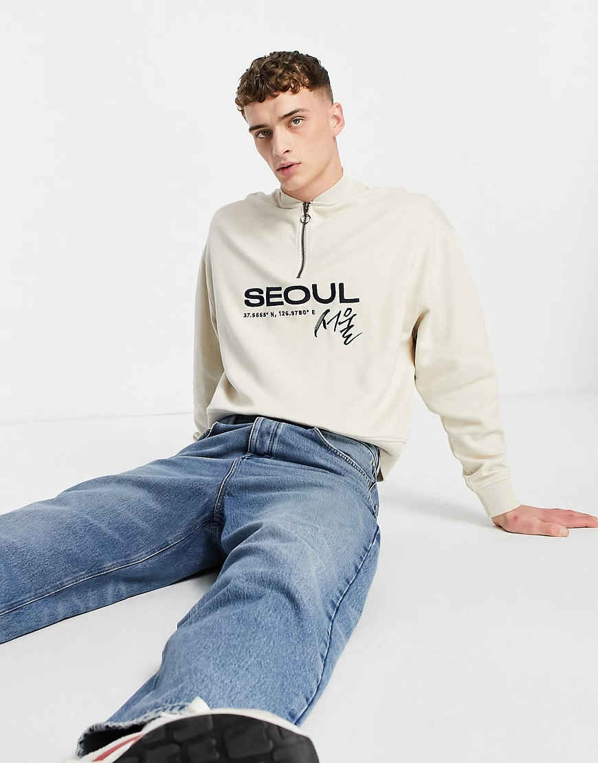 ASOS DESIGN – Oversize-Sweatshirt in Beige with Bomberkragen und „Seoul“-Pr günstig online kaufen