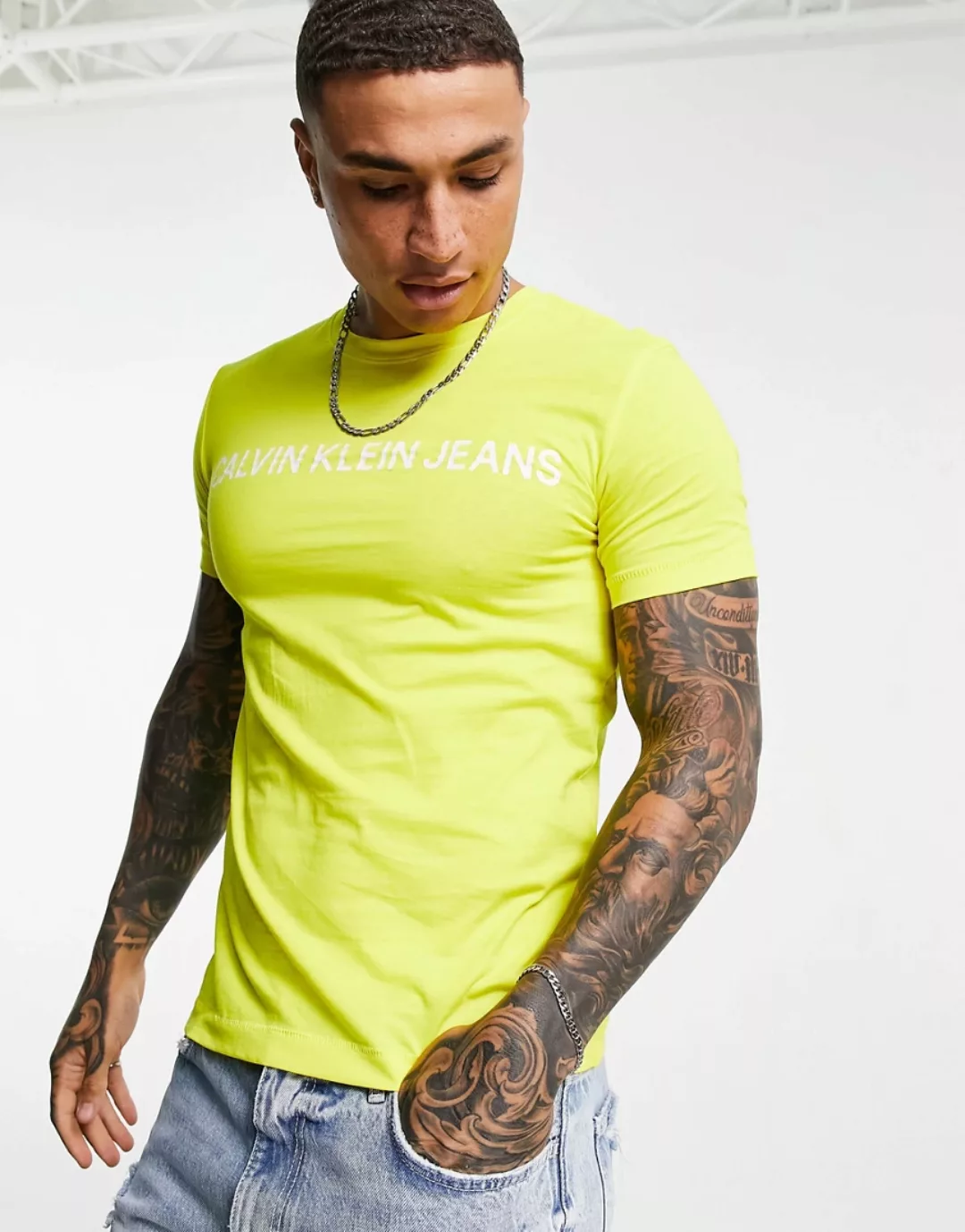 Calvin Klein Jeans – Schmal geschnittenes T-Shirt mit Logo-Schriftzug in Ge günstig online kaufen