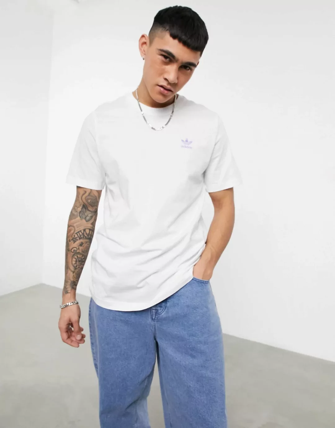 adidas Originals – Essentials – T-Shirt in Weiß mit kleinem Logo in Flieder günstig online kaufen