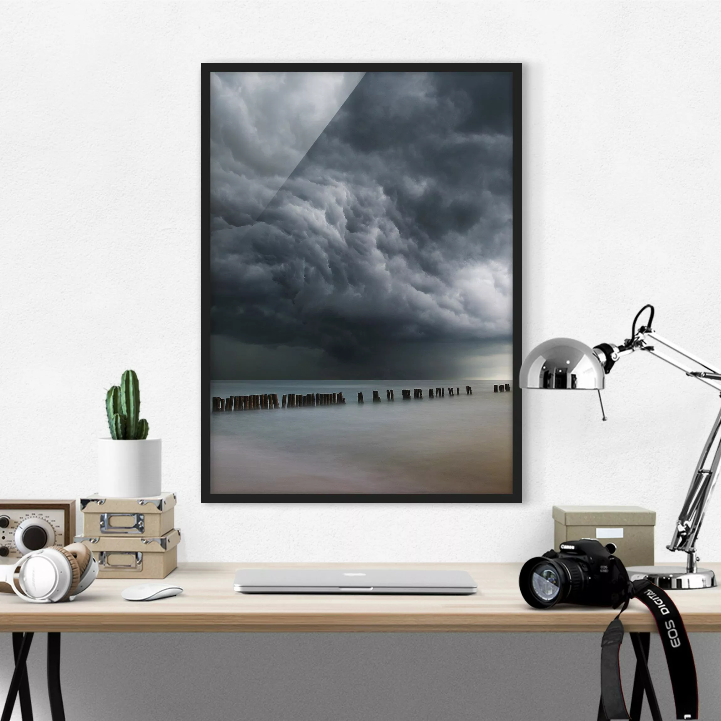 Bild mit Rahmen Strand - Hochformat Sturmwolken über der Ostsee günstig online kaufen