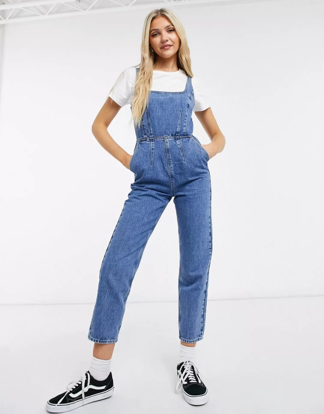 ASOS DESIGN – Figurbetonter Jeans-Jumpsuit mit eckigem Ausschnitt in mittle günstig online kaufen