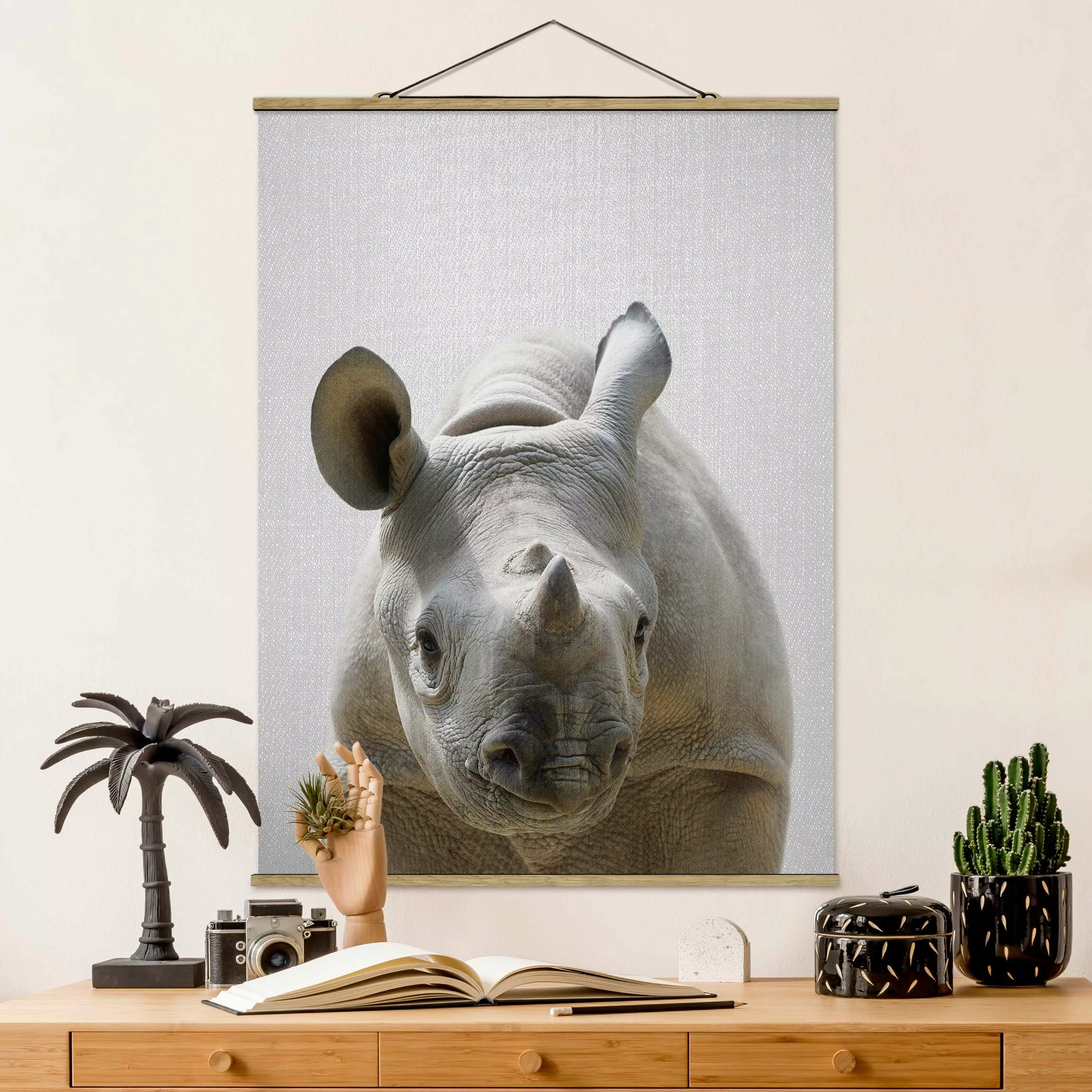 Stoffbild mit Posterleisten Baby Nashorn Nina günstig online kaufen