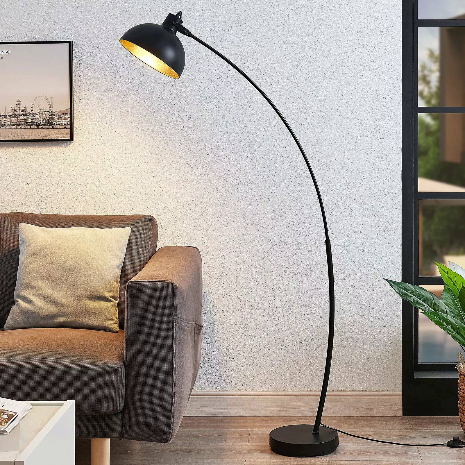 Lindby Bogenstehlampe Phileas, schwarz-gold, Metall, 155 cm günstig online kaufen