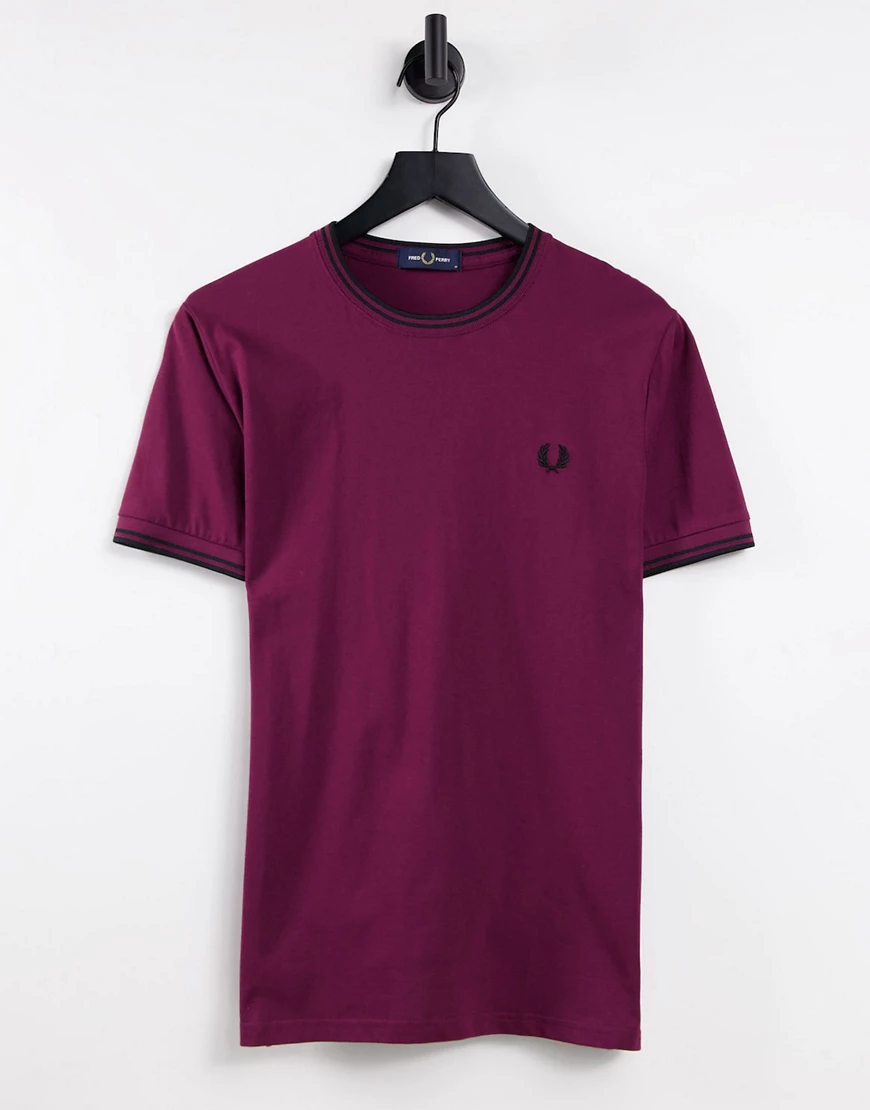 Fred Perry – Burgunderrotes T-Shirt mit zwei Zierstreifen günstig online kaufen