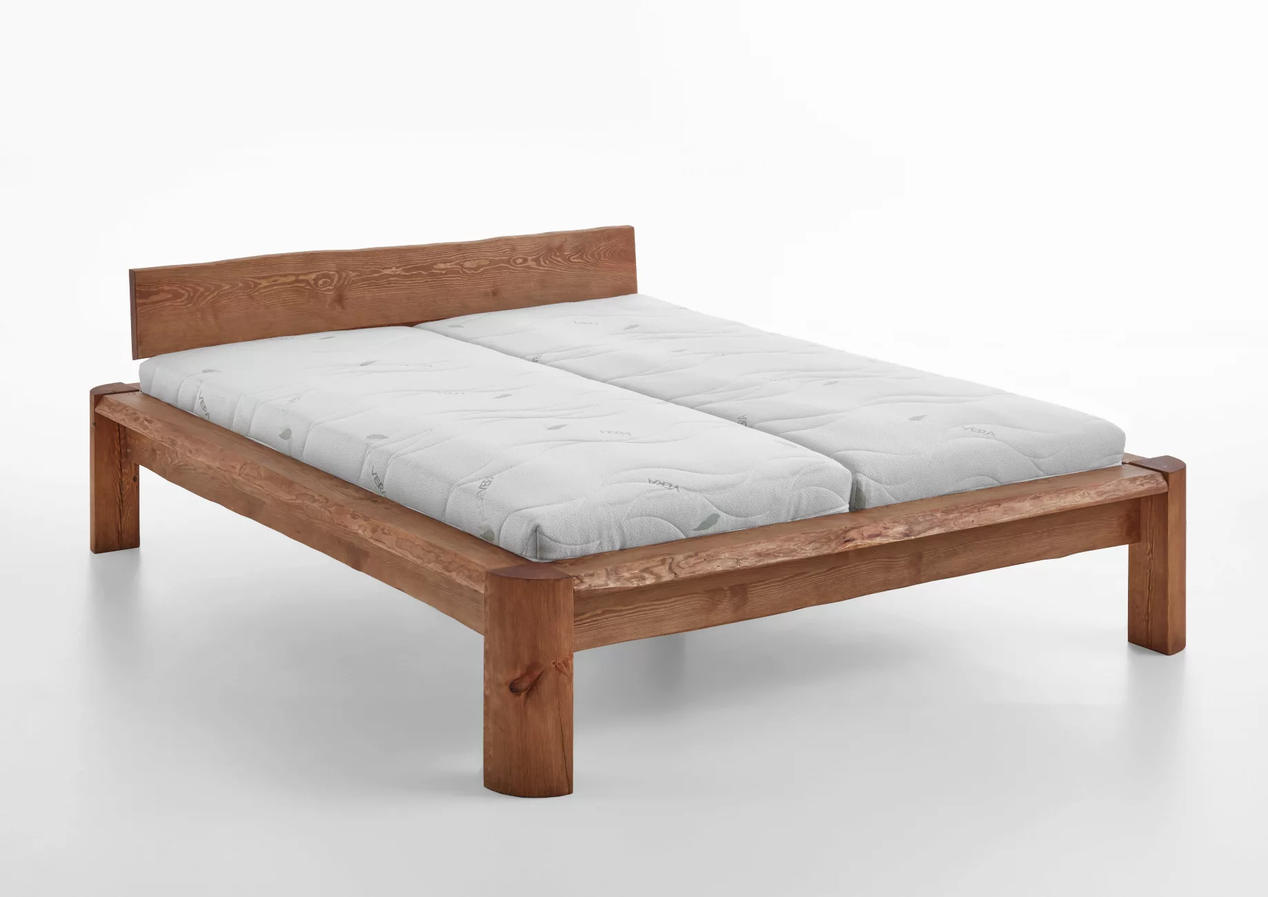 Doppelbett mit Baumkante 180x200 cm Pinie massiv Taiga günstig online kaufen