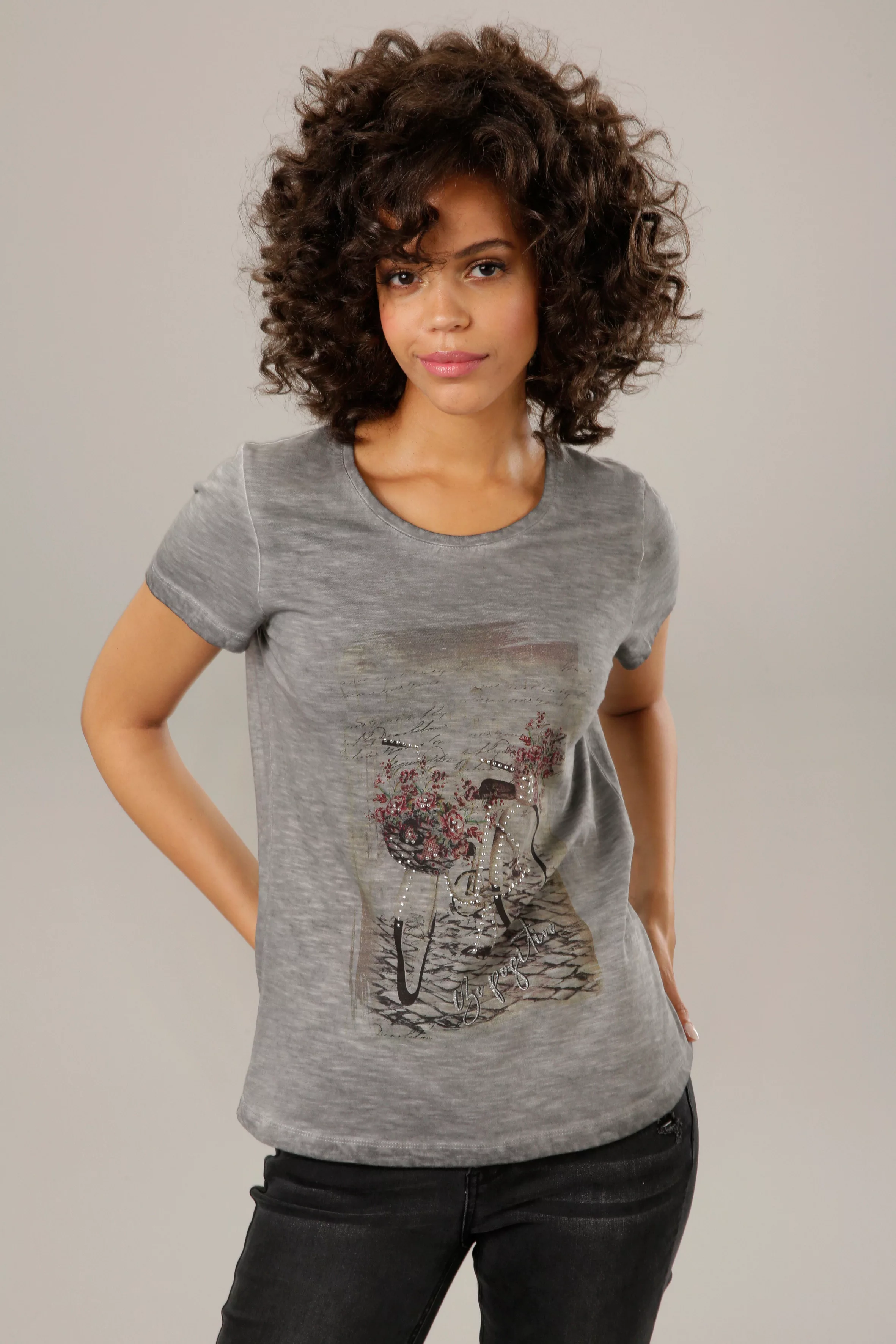 Aniston CASUAL T-Shirt, mit Glitzersteinchen verzierter Frontdruck günstig online kaufen