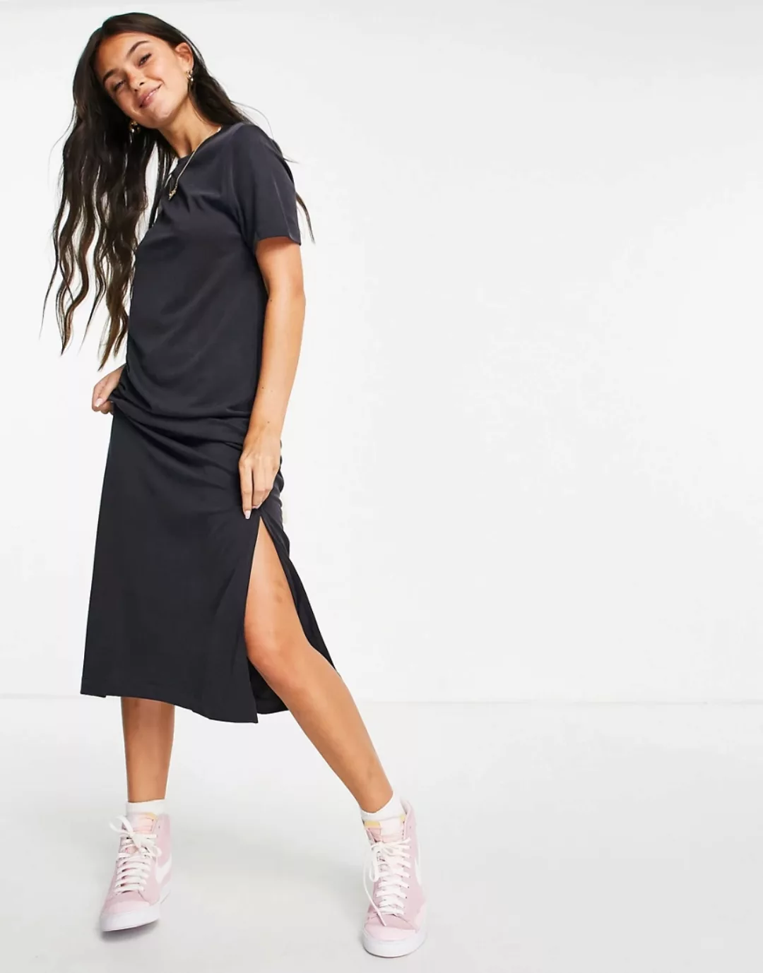 Monki – Isabella – Superweiches Midi-T-Shirt-Kleid in Schwarz günstig online kaufen
