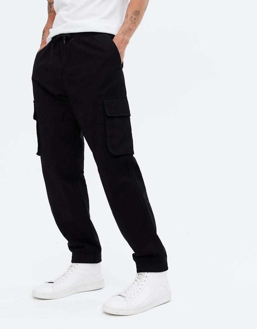 New Look – Cargohose in Schwarz mit Bündchen günstig online kaufen