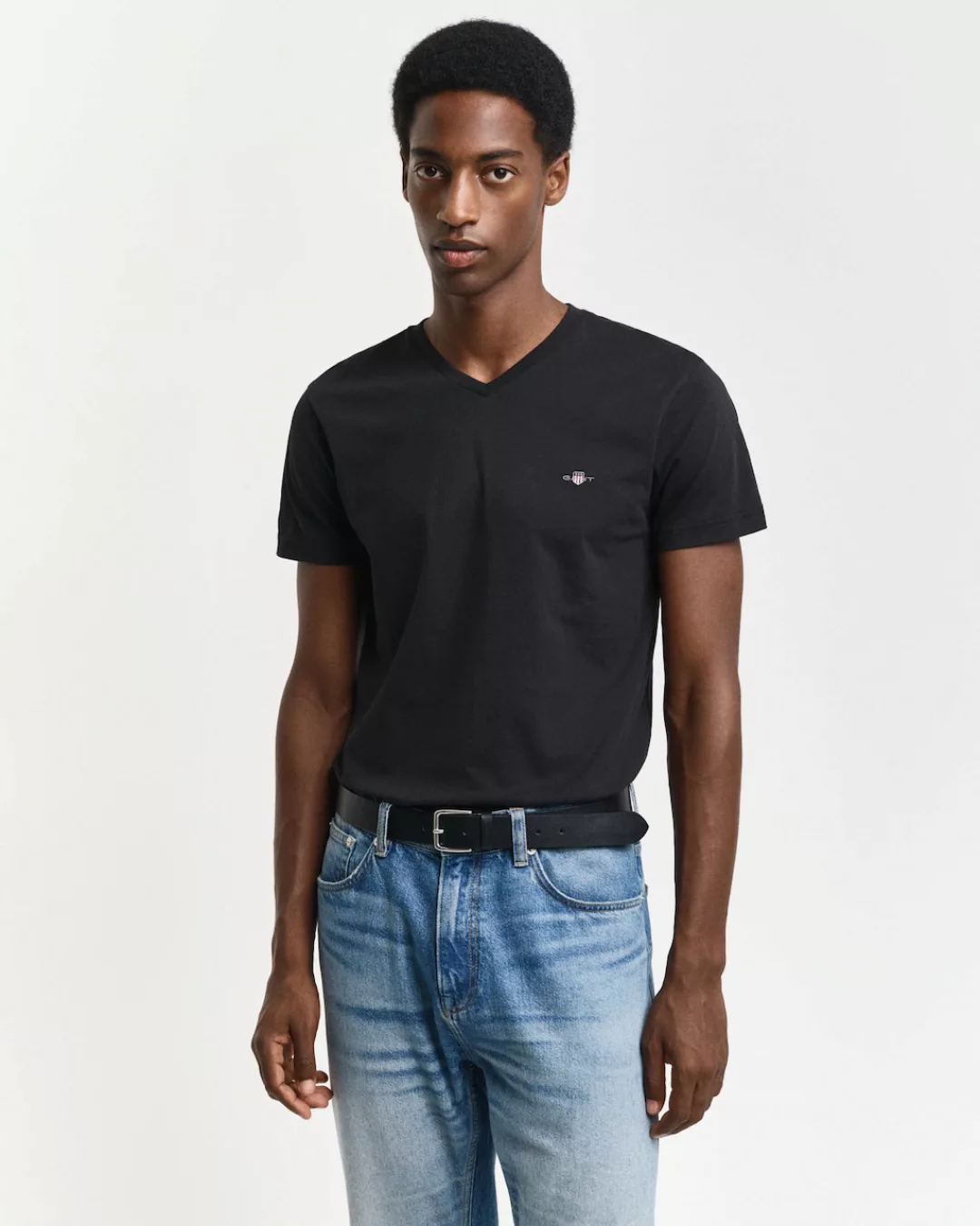 Gant T-Shirt "SLIM SHIELD V-NECK T-SHIRT", mit einer kleinen Logostickerei günstig online kaufen