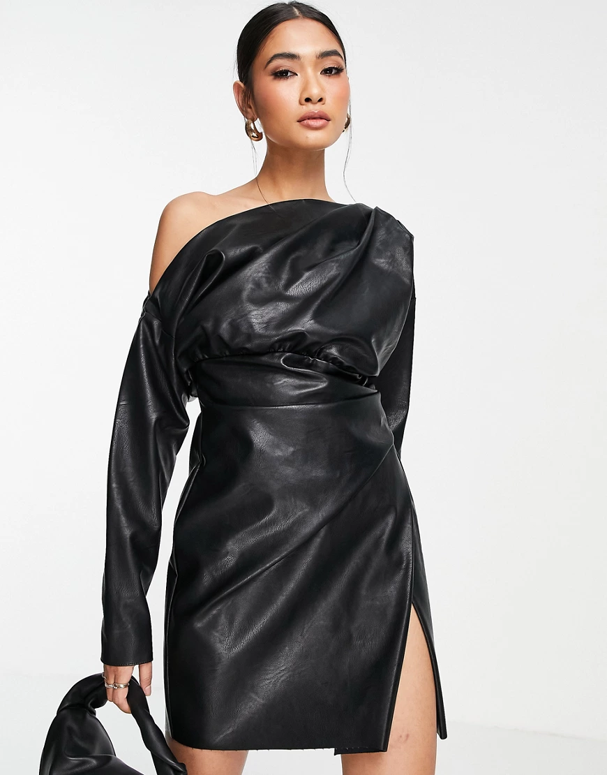 ASOS DESIGN – Schulterfreies Minikleid aus PU in Schwarz mit Faltendetail a günstig online kaufen