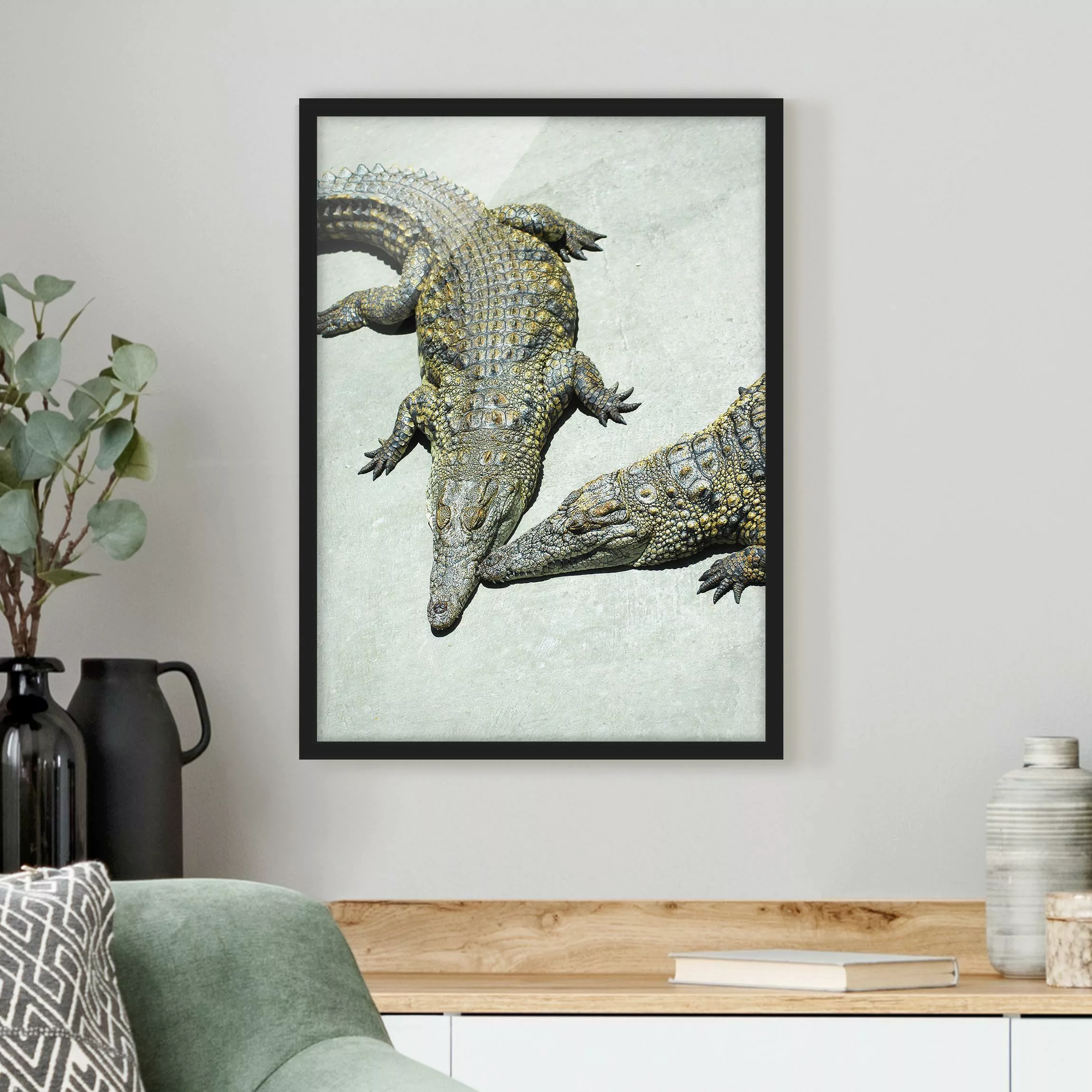 Bild mit Rahmen Tiere - Hochformat Crocodile Romance günstig online kaufen