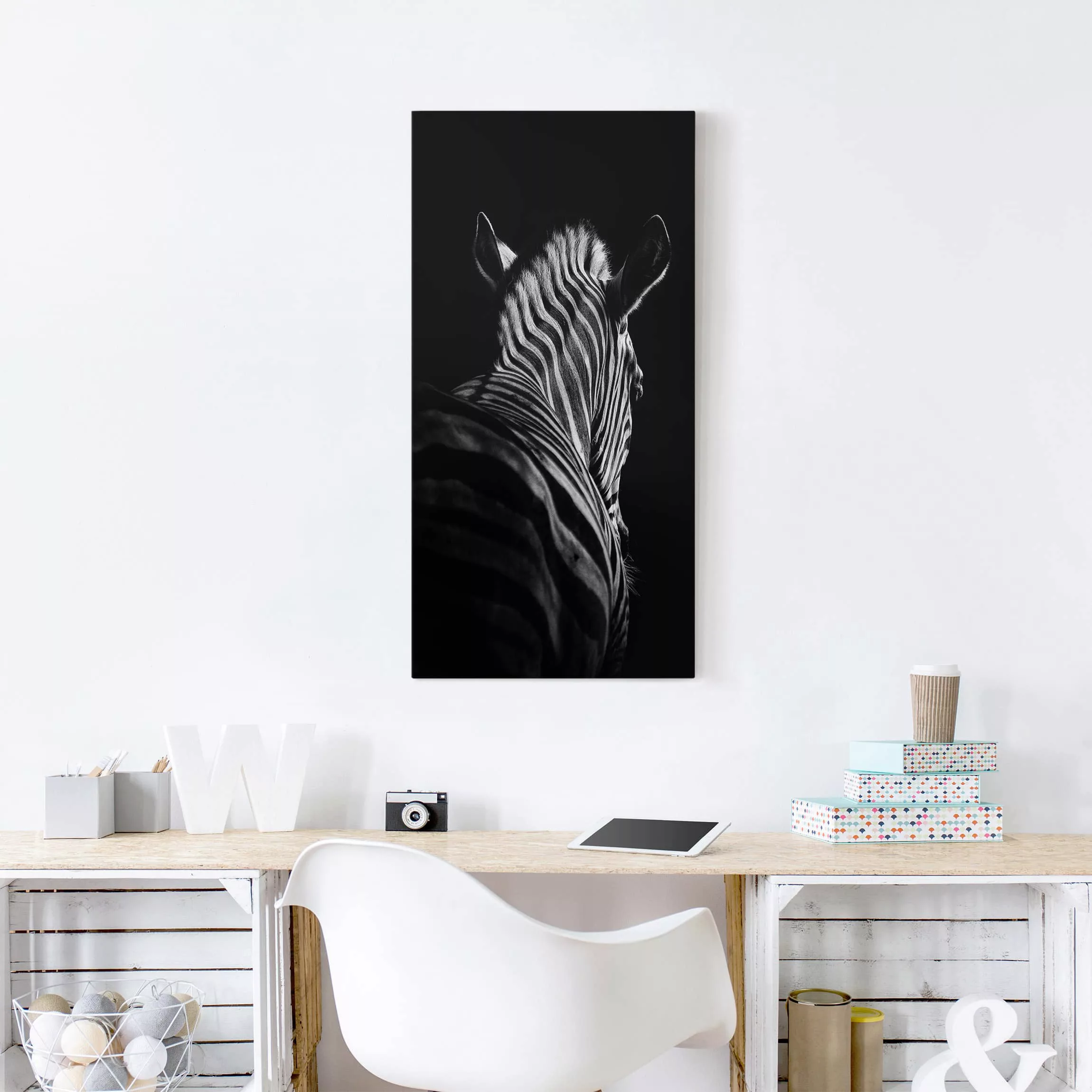 Leinwandbild Schwarz-Weiß - Hochformat Dunkle Zebra Silhouette günstig online kaufen