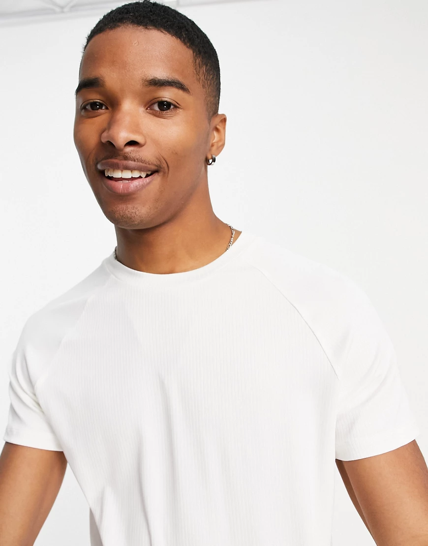 ASOS DESIGN – Geripptes Muskel-T-Shirt in Creme mit Raglanärmeln-Weiß günstig online kaufen
