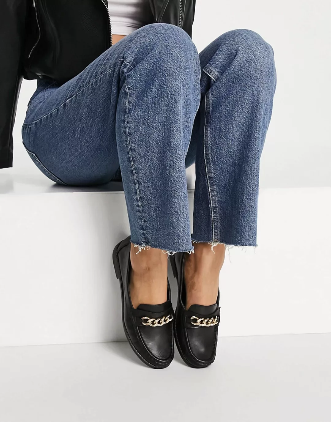 New Look – Flache Loafer mit Kettenverzierung in Schwarz günstig online kaufen