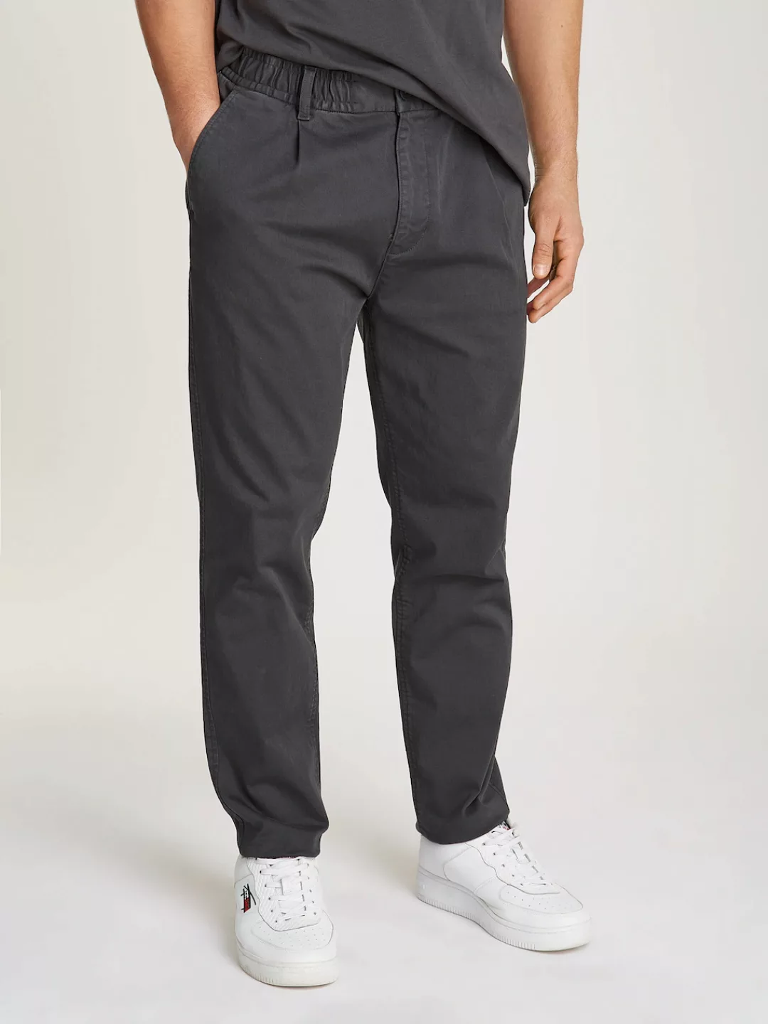 Tommy Jeans Chinohose TJM CASUAL ELASTICATED PANT mit Bundfalten günstig online kaufen